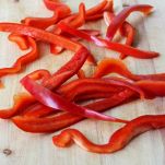 Fusilli con salmone fume e peperoni rossi