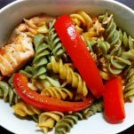 Fusilli con salmone fume e peperoni rossi