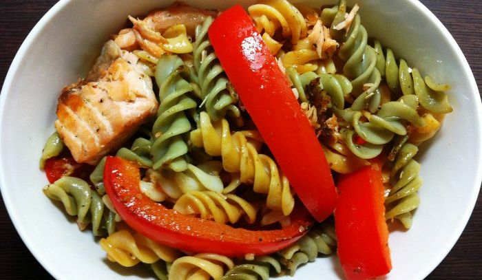 Fusilli salmone fumé e peperoni rossi