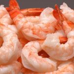 Gamberi rossi sgusciati: la polpa, rigida e soda, ha un colore rosato con striature più scure, tendenti all’arancione; le code sono intatte