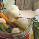 Prelevare giardiniera dal vasetto