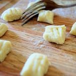 Gnocchi di patate al Montasio su foglia di frico