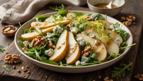Insalata condita con spinaci, rucola, pere e noci