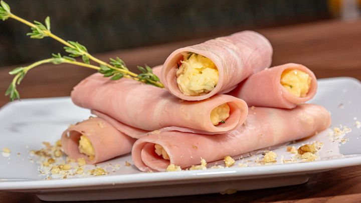Piatto con involtini freddi di prosciutto cotto