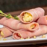 Piatto con involtini freddi di prosciutto cotto