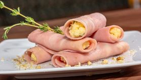 Piatto con involtini freddi di prosciutto cotto