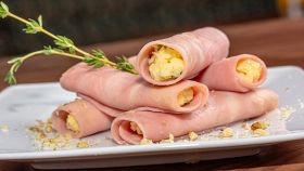 Piatto con involtini freddi di prosciutto cotto