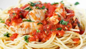 Pasta con baccalà e pomodoro