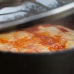 Cottura del brodo di pesce e pomodoro