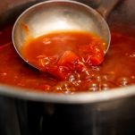 Pentola con passata di pomodoro
