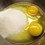 Torta con frutta e spezie