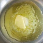 Torta con frutta e spezie