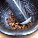 Torta con frutta e spezie