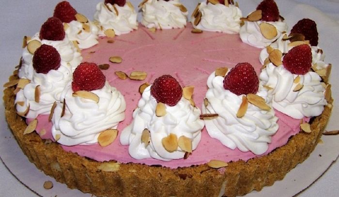 Torta di panna e lamponi