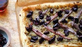 Torta salata con acciughe