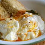 Uova affogate allo yogurt