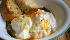 Uova affogate allo yogurt