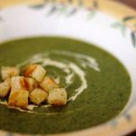 Zuppa densa di spinaci con crostini