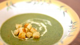 Zuppa densa di spinaci con crostini