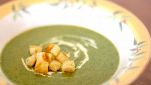 Zuppa densa di spinaci con crostini