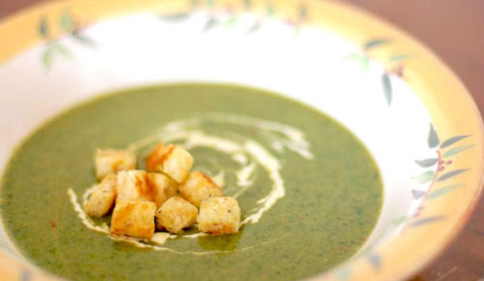 Zuppa densa di spinaci con crostini