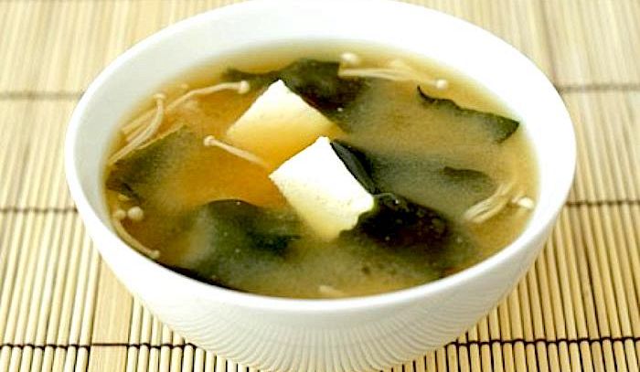 Zuppa di miso e alga wakame