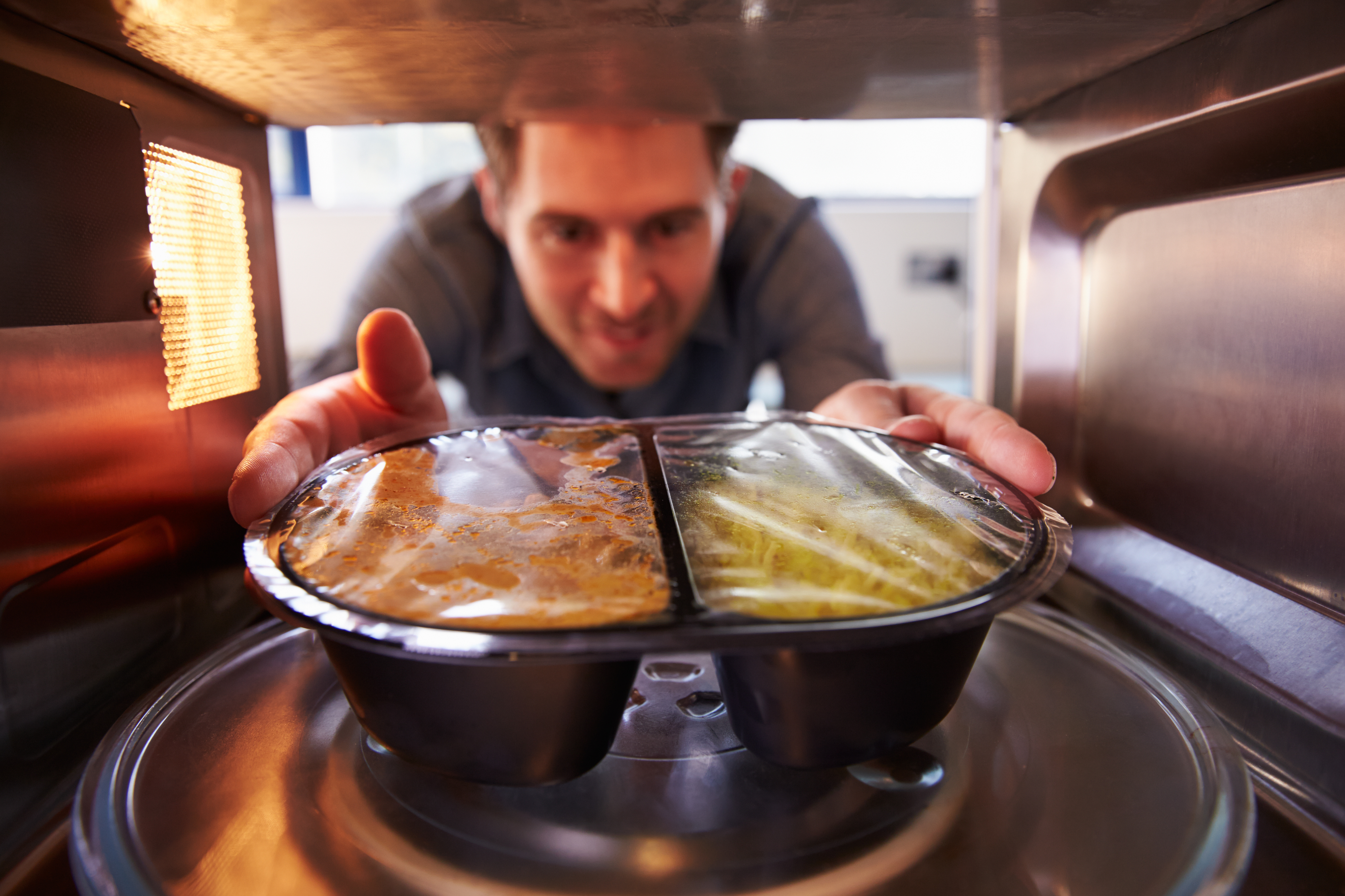 Можно разогревать в контейнерах микроволновки. Еда из микроволновки. Разогреть еду в микроволновке. Микроволновая печь с едой. Подогревание пищи.
