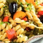 Insalata di pasta con verdure estive grigliate