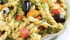 Insalata di pasta fredda con verdure