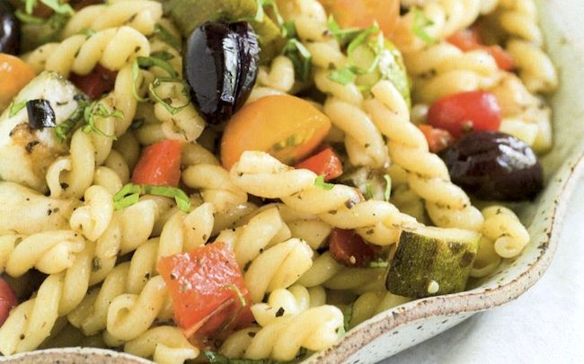 Insalata di pasta fredda con verdure