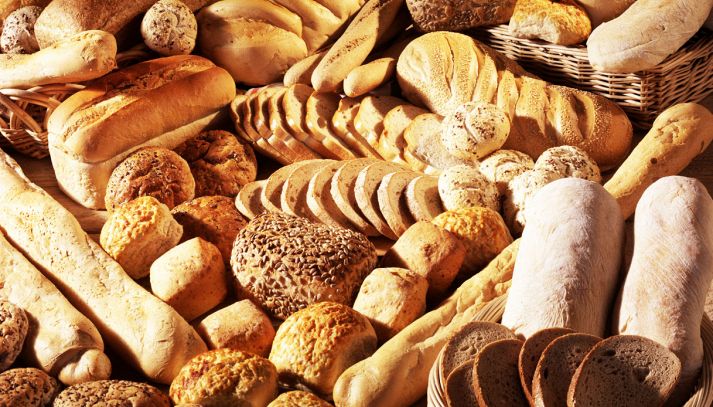 Pane assortito fatto con farine diverse: bianco, di segale, multicereali, integrale… Formati vari: rosette, panini, filoni, pagnotte, michette, sfilatini...