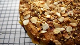 Torta di mele con nocciole e amaretti