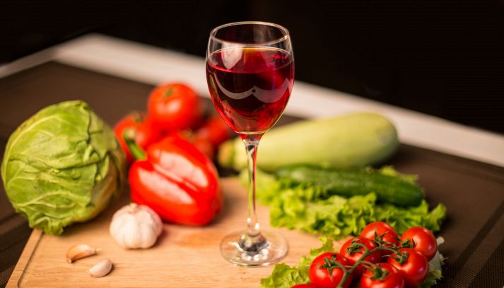 Abbinamento vino-verdure: rossi e bianchi per piatti verdi