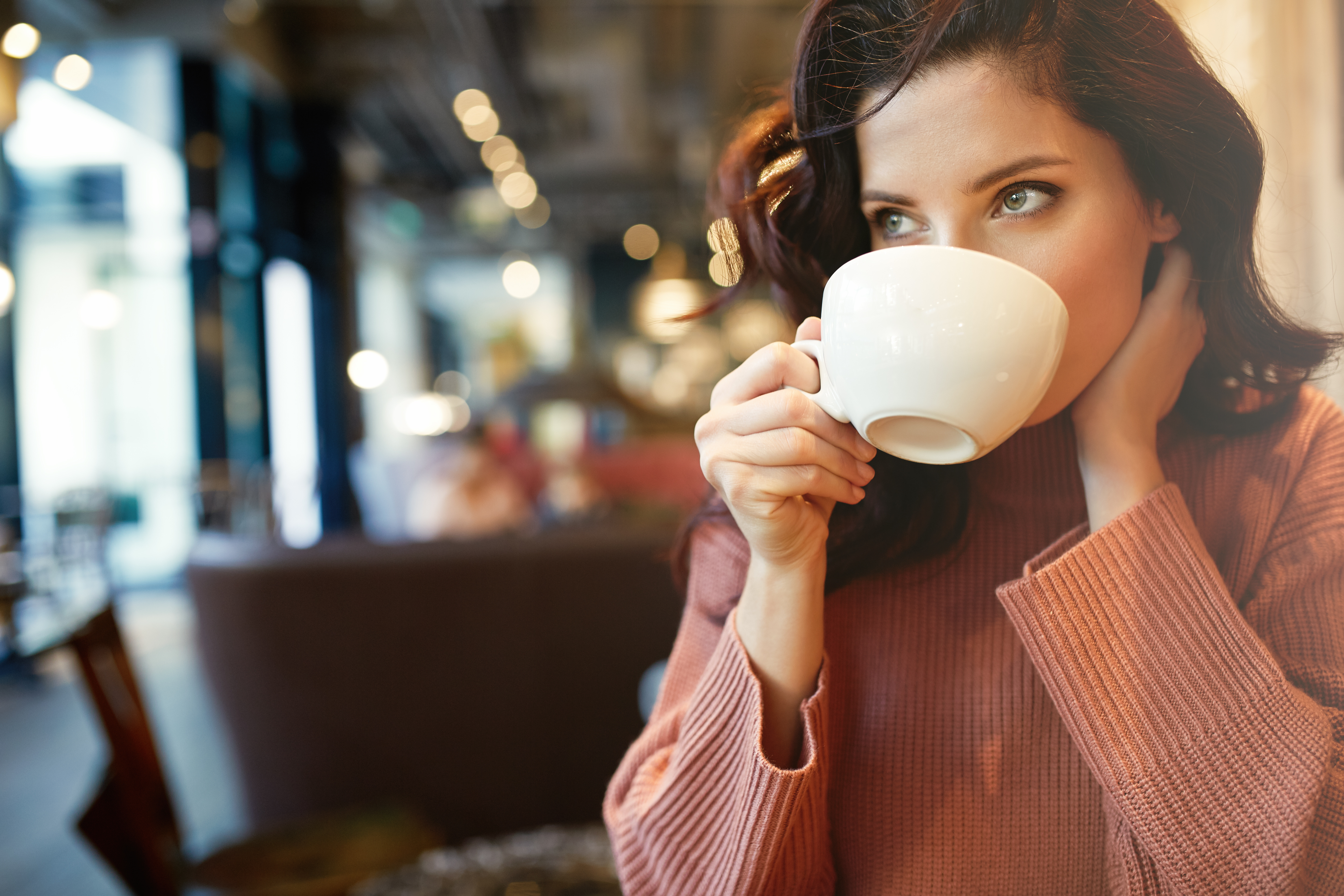 Cup a feel. Девушка пьет кофе. Девушка пьет кофе в кафе. Девушка пьет чай. Девушка с чашкой кофе.