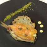 Triglia croccante, crema di riso nero, salsa di mandorle e olio ai pistacchi