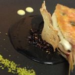 Triglia croccante, crema di riso nero, salsa di mandorle e olio ai pistacchi