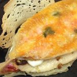 Triglia croccante, crema di riso nero, salsa di mandorle e olio ai pistacchi