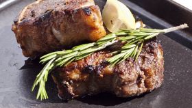 Costolette di agnello al vino