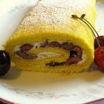 Preparazione del rotolo farcito con ciliege e ricotta