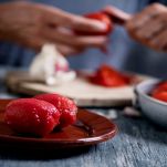 Mani maschili spellano i pomodori