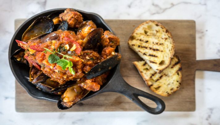 Tagliere con zuppa di cozze al pomodoro