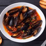 Zuppa di cozze al sugo nel piatto