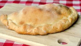 Calzone di cipolla pugliese e acciughe