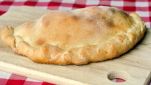 Calzone di cipolla pugliese e acciughe