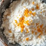 Glassa liscia pronta per essere versata sulla ciambella.