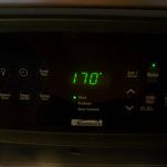 Salmone in crosta di nocciole e vinaigrette ai funghi