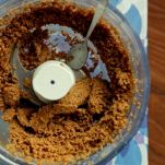 Salmone in crosta di nocciole e vinaigrette ai funghi