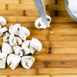Salmone in crosta di nocciole e vinaigrette ai funghi