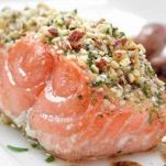 Salmone in crosta di nocciole e vinaigrette ai funghi