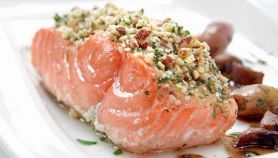 Salmone in crosta di nocciole e vinaigrette ai funghi champignon